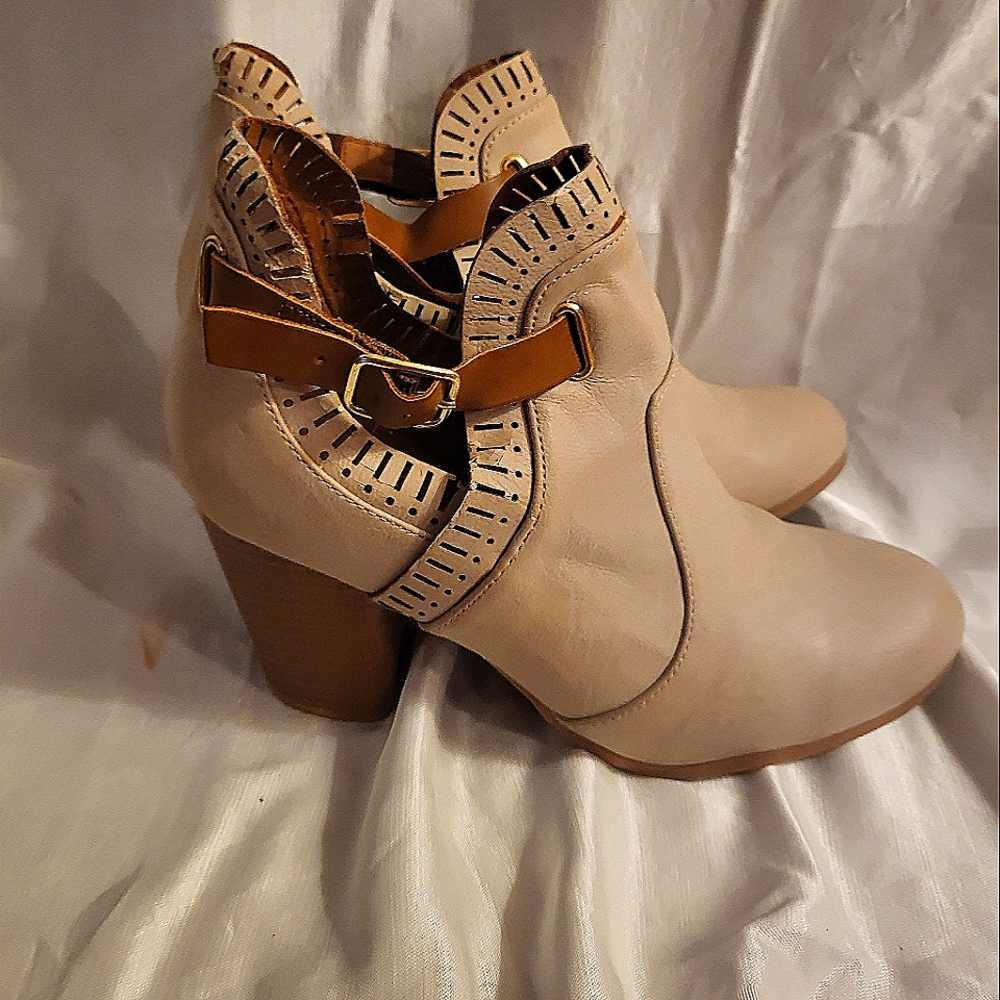 QUPID Brown Leather Ankle Boots - Women's Size 8